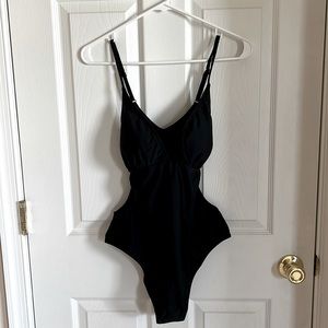 Cupshe, Large, open side exposure, criss cross back